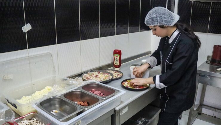 Adana’da Evliya Çelebi Mesleki ve Teknik Anadolu Lisesi Öğrencileri Yemek Yapmayı Öğreniyor