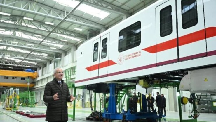 Ulaştırma ve Altyapı Bakanı Abdulkadir Uraloğlu, Yeni Sakarya adlı ilk milli ve yerli elektrikli tren setini hizmete sundu