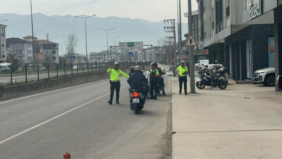 Düzce’de yaya geçidini kullanan motosikletlere ceza yağdı